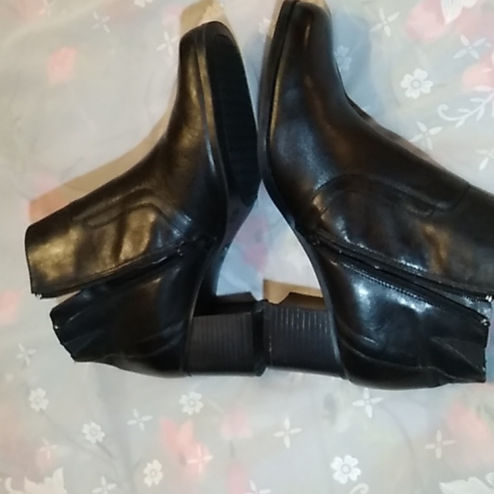 Thom McAn Women's Black genuine leather Ankle Boots Size 11 Wide. Pre-owned EUC